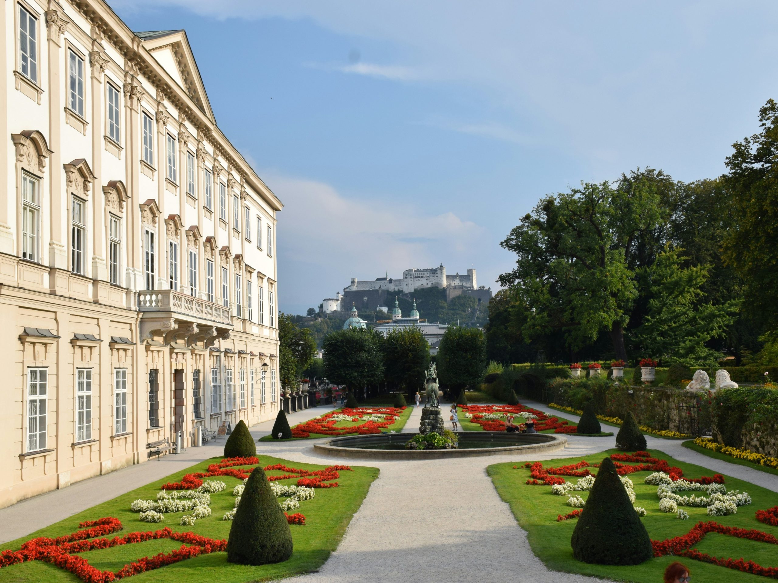 schöner Blick im Frühling auf den Mirabell Garten und auf die Burg Hohensalzburg